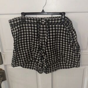 Per Se Women's Checkered Cargo Shorts in Black and White